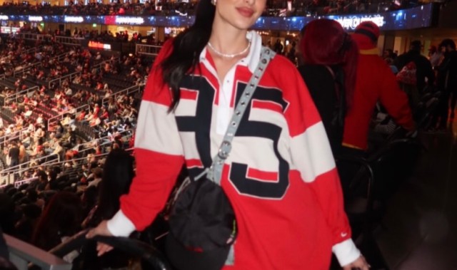 华体会官方网站-老鹰美女球迷观战 颜值身材俱佳！主队豪取5连胜领先雄鹿5个胜场